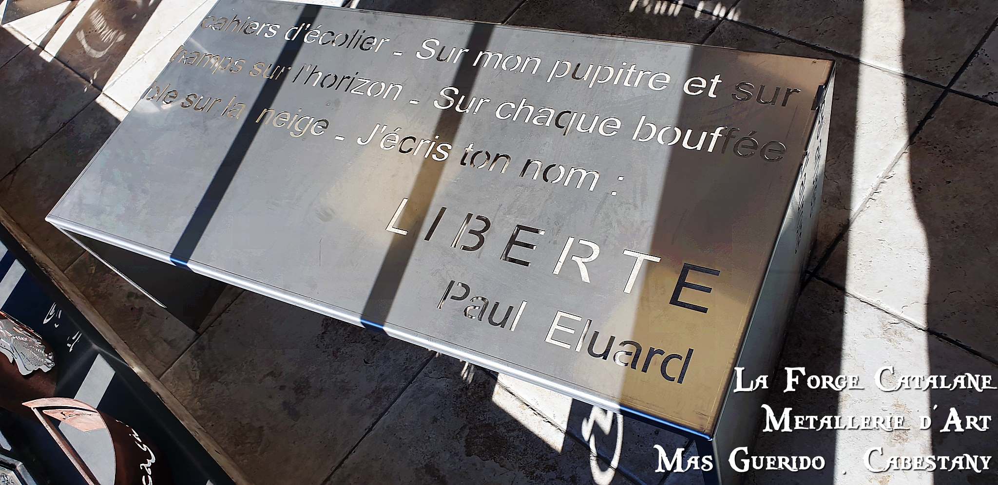 table basse avec poeme en decoupe laser forge catalane.jpg